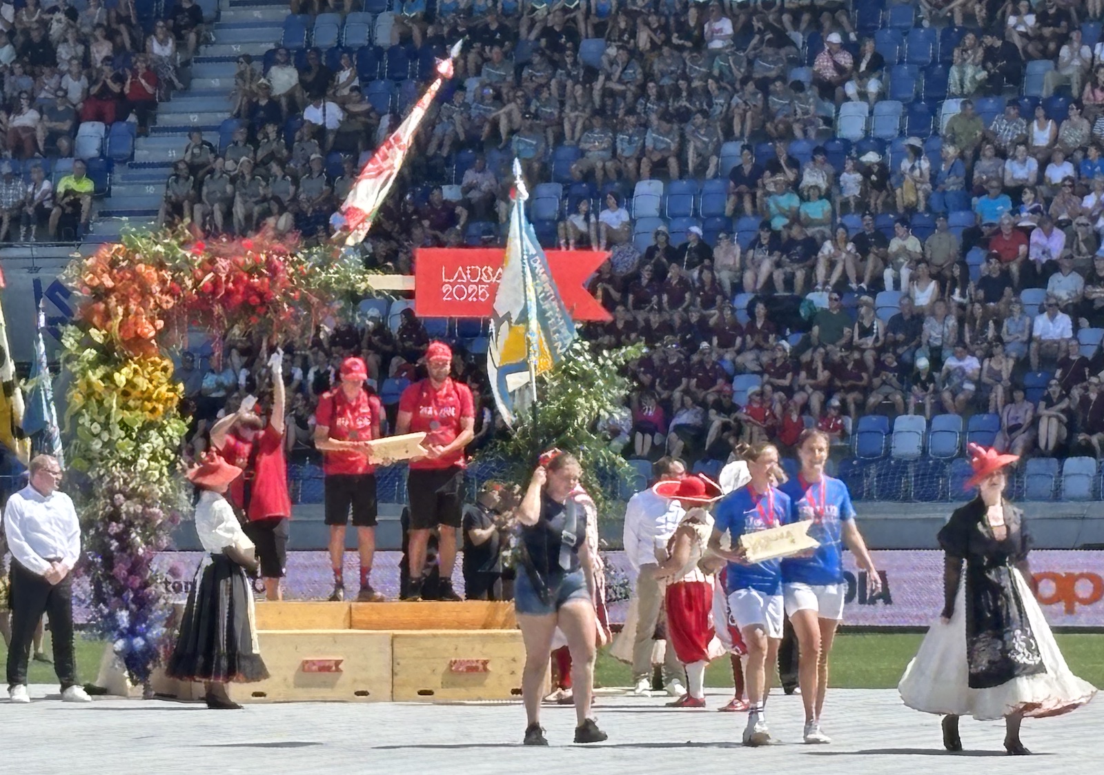 Lausanne_Stade_Tuiliere_Ceremonie_cloture_77e_Fete_federale_gymnastique_remise_trophee_Grison