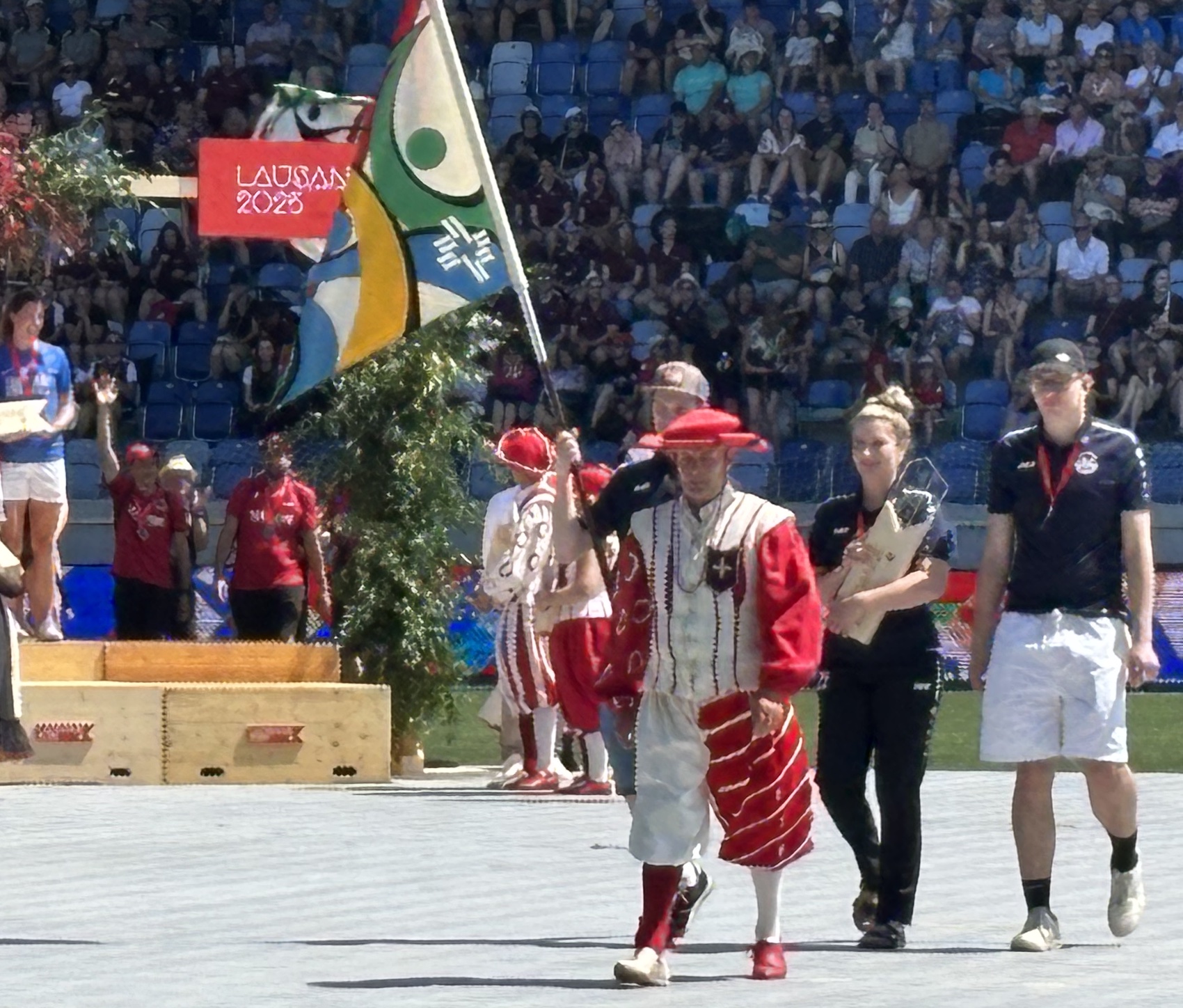 Lausanne_Stade_Tuiliere_Ceremonie_cloture_77e_Fete_federale_gymnastique_remise_trophee_dame