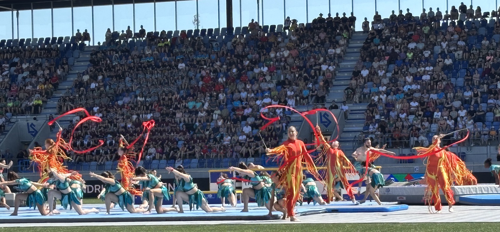 Lausanne_Stade_Tuiliere_Ceremonie_cloture_77e_Fete_federale_gymnastique_tricot_vert_orange_jaune