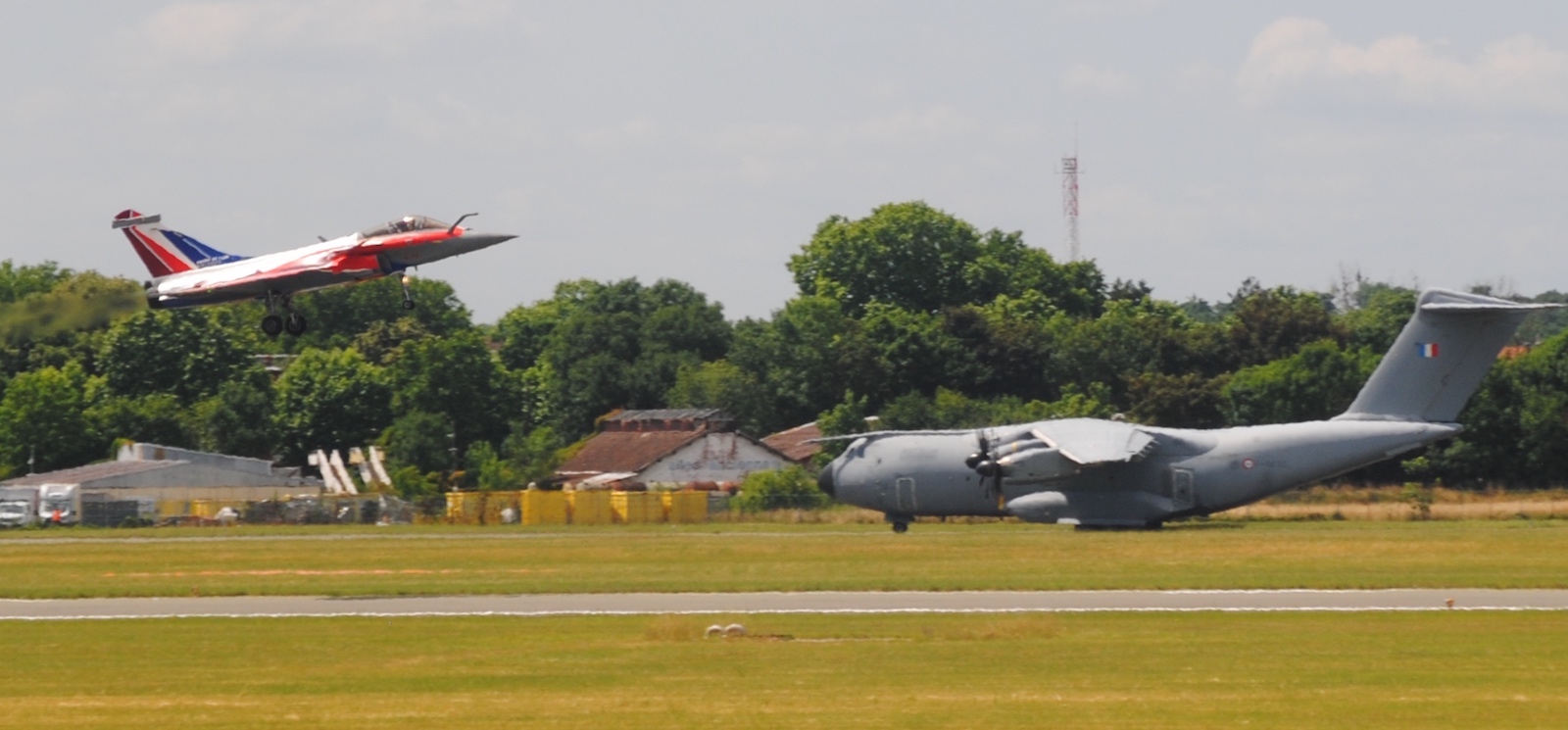 Paris_Bourget_Salon_international_Aeronautique_Espace_2025_55e_edition_Airbus_A400_M_Altas_avion_transport_militaire_Rafale_Dassault