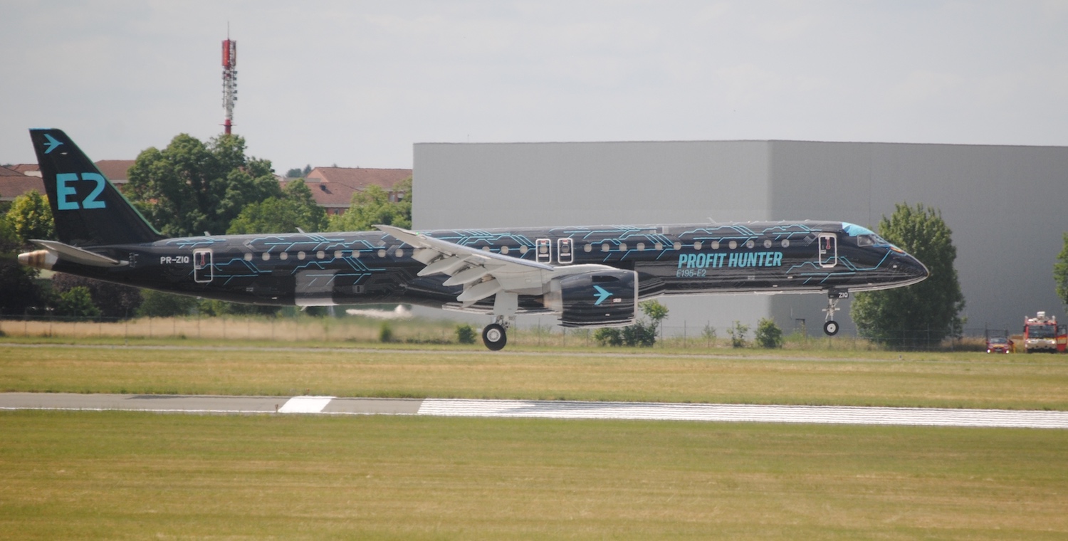Paris_Bourget_Salon_international_Aeronautique_Espace_2025_55e_edition_Embraer_195_E2