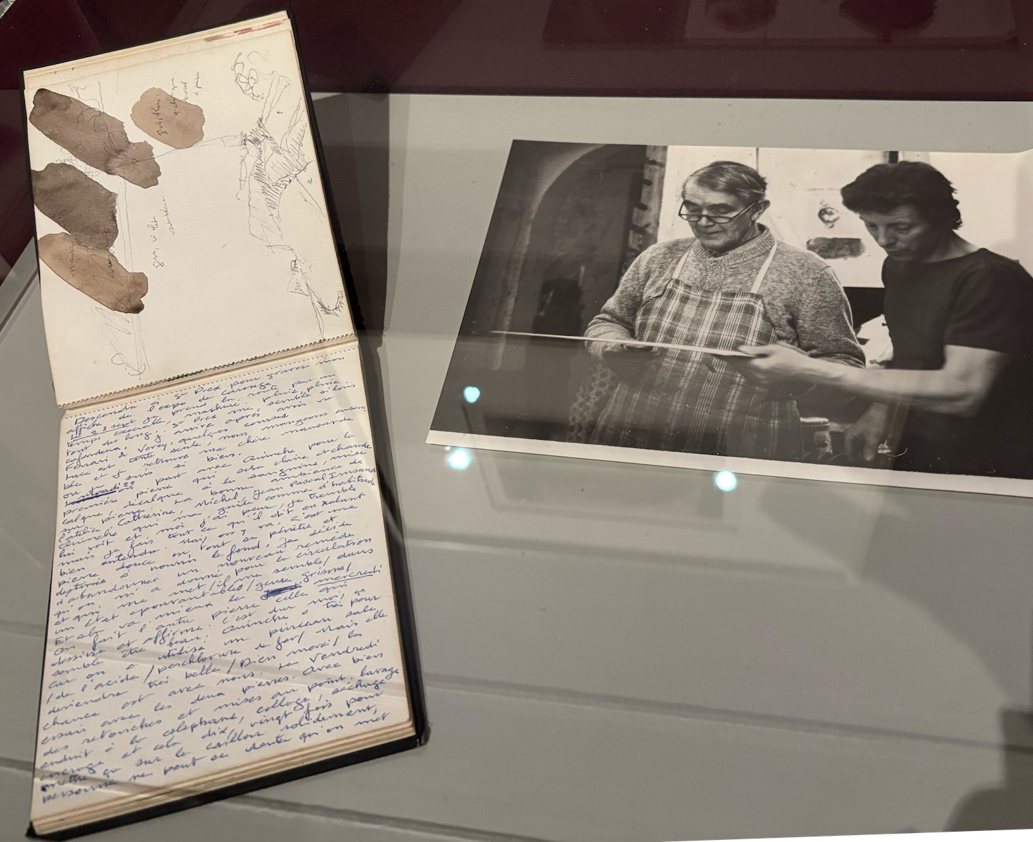 Vevey_Musee_Jenisch_Pavillon_estampe_Albert_Chavaz_approche_un_peintre_2025_vitrine_photo_journal