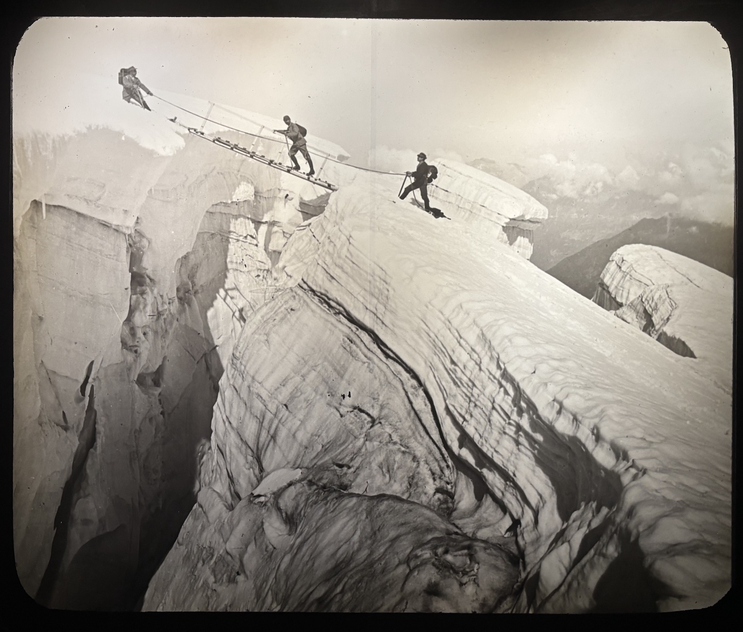 Vevey_Musee_suisse_appareil_photographique_exposition_2025_Glacier_sous_couvert_Gilbert_Howe_Grosvenor_diapostive_lanterne_magique_trois_alpinistes_crevasse_Mont_Blanc