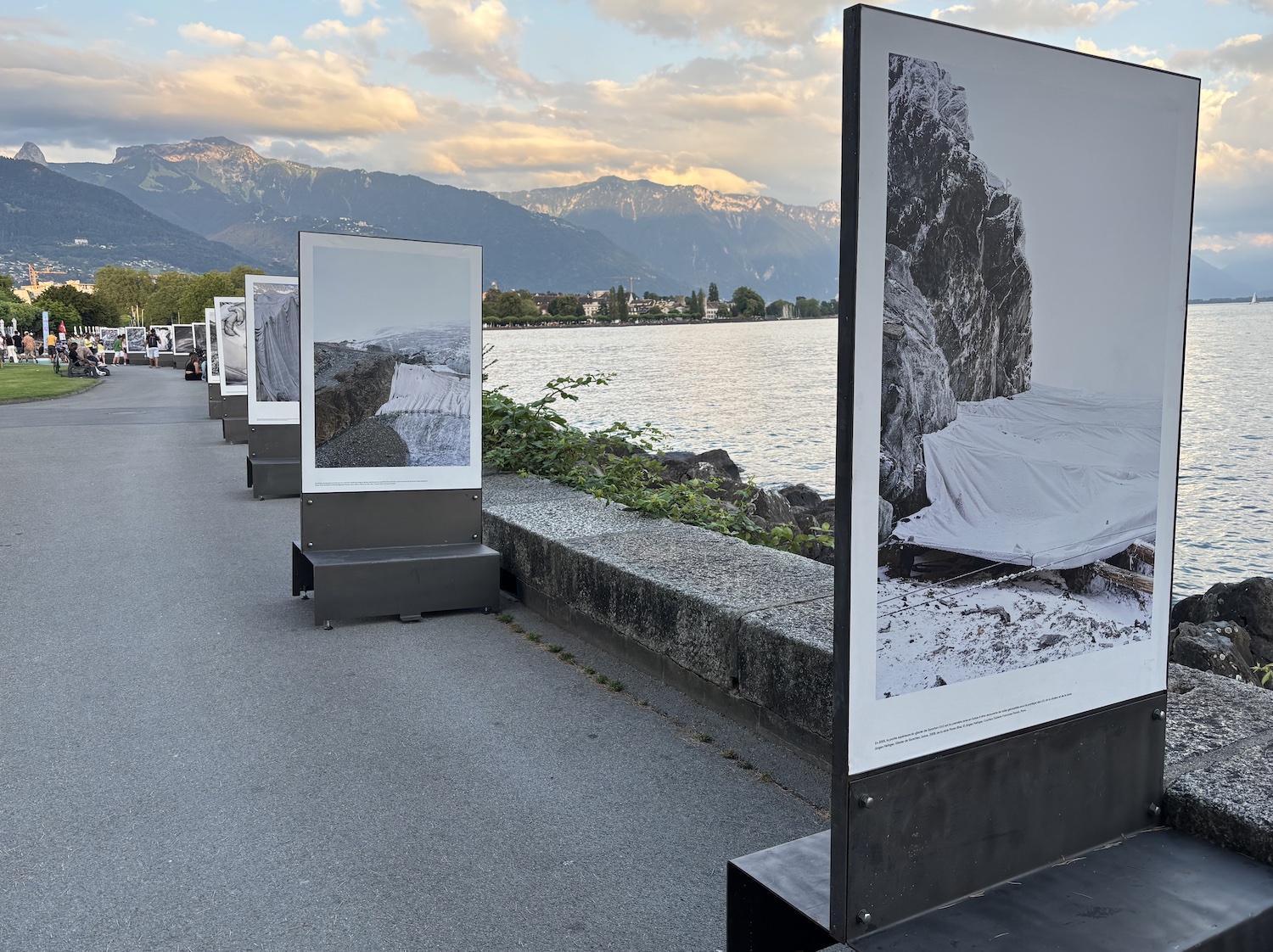 Vevey_Musee_suisse_appareil_photographique_exposition_2025_Glacier_sous_couvert_exposition_Photo_Quai_Perdonnet_paysages_ephemeres_bache