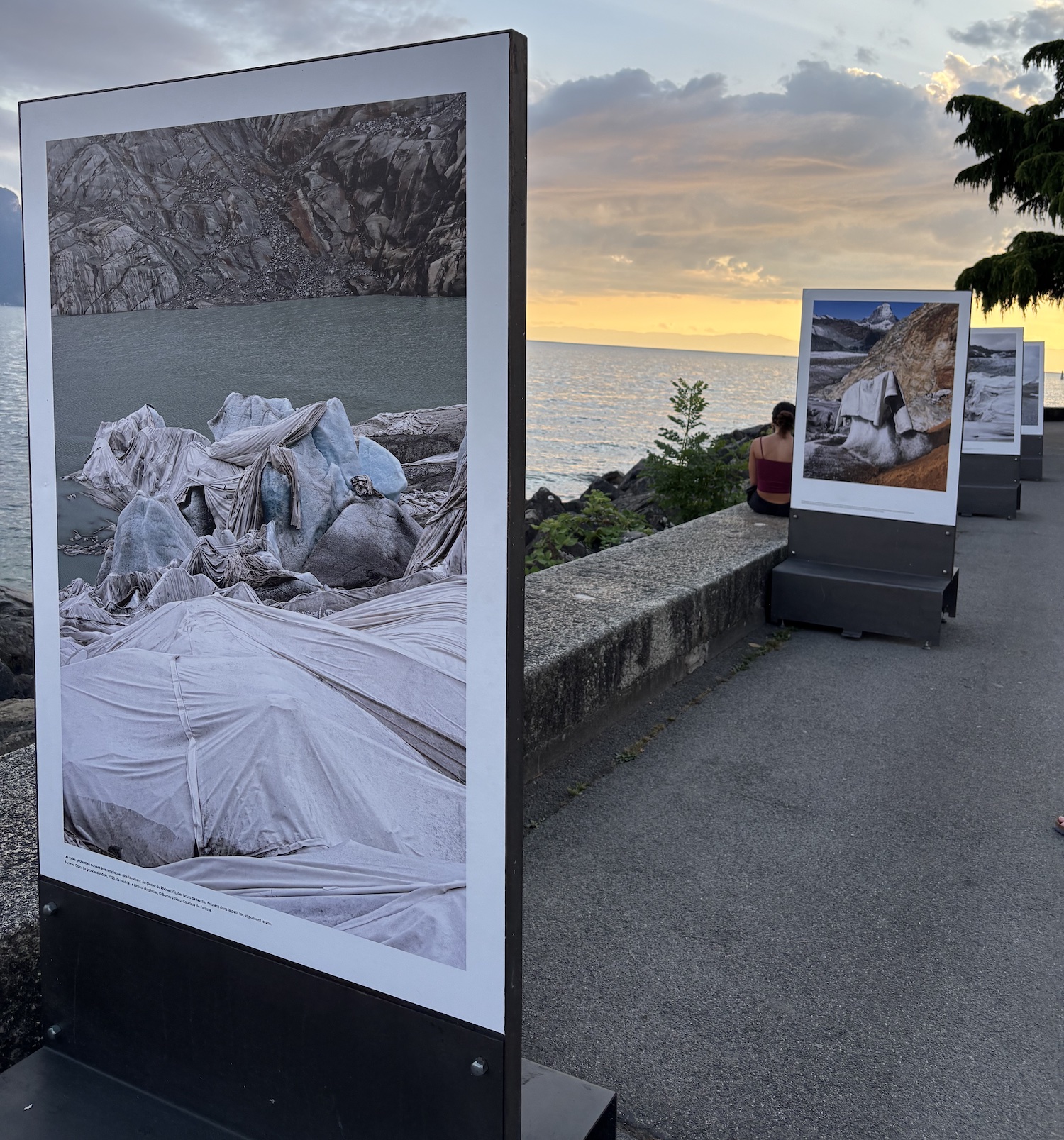 Vevey_Musee_suisse_appareil_photographique_exposition_2025_Glacier_sous_couvert_exposition_Photo_Quai_Perdonnet_paysages_ephemeres_bache1