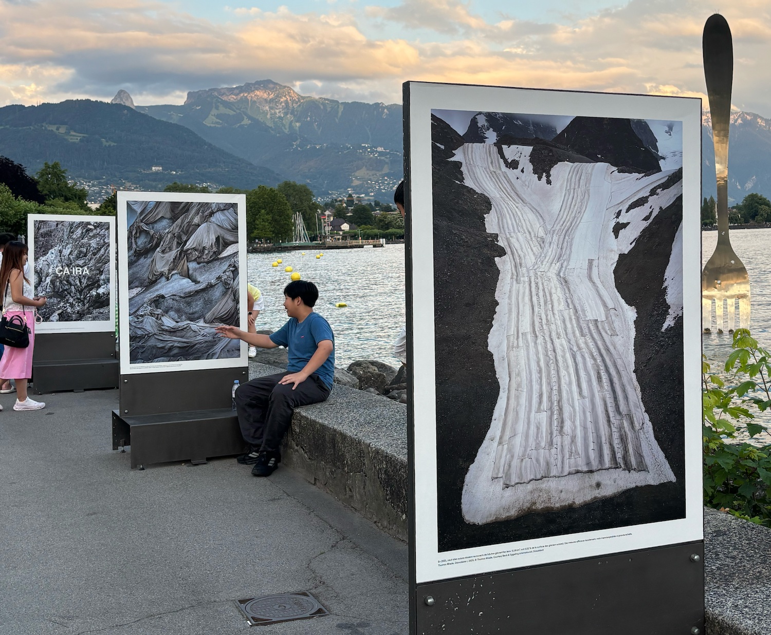 Vevey_Musee_suisse_appareil_photographique_exposition_2025_Glacier_sous_couvert_exposition_Photo_Quai_Perdonnet_paysages_ephemeres_bache_Ca_ira_fourchette
