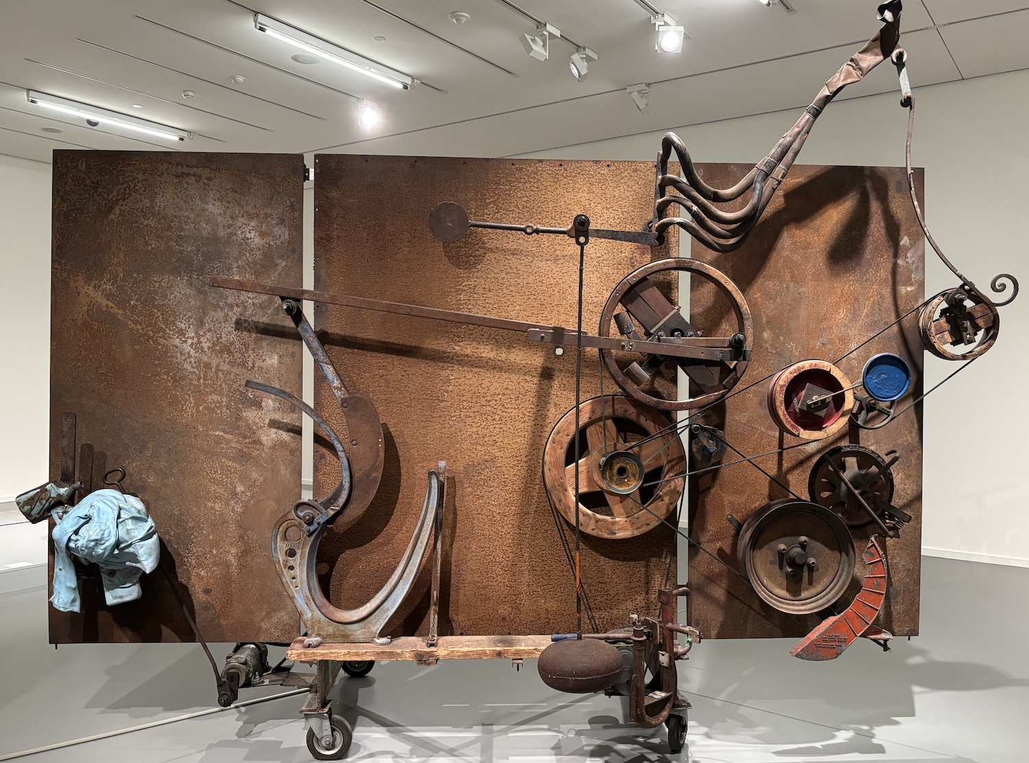 Geneve_Musee_Rath_Jean_Tinguley_sculpture_cinetique_relief_bleu_hommage_Schmela_1975