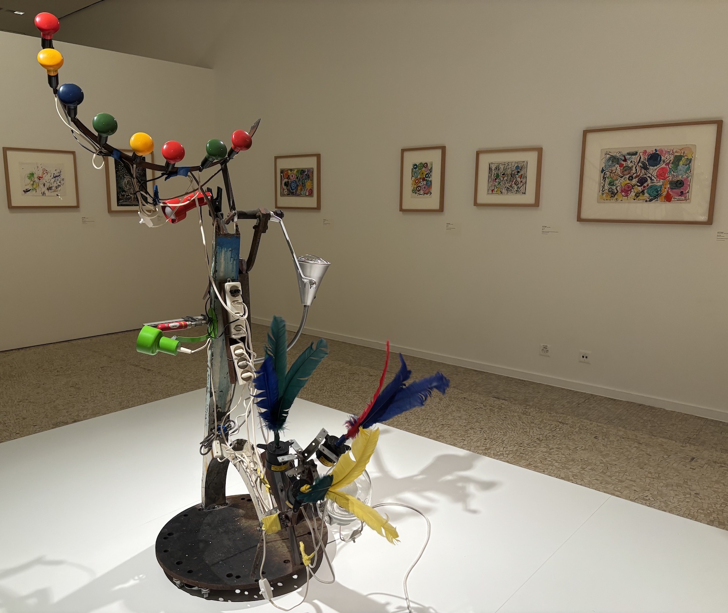 Geneve_Musee_Rath_Jean_Tinguley_soussol_sculpture_cinetique_amboules_couleurs_dessin