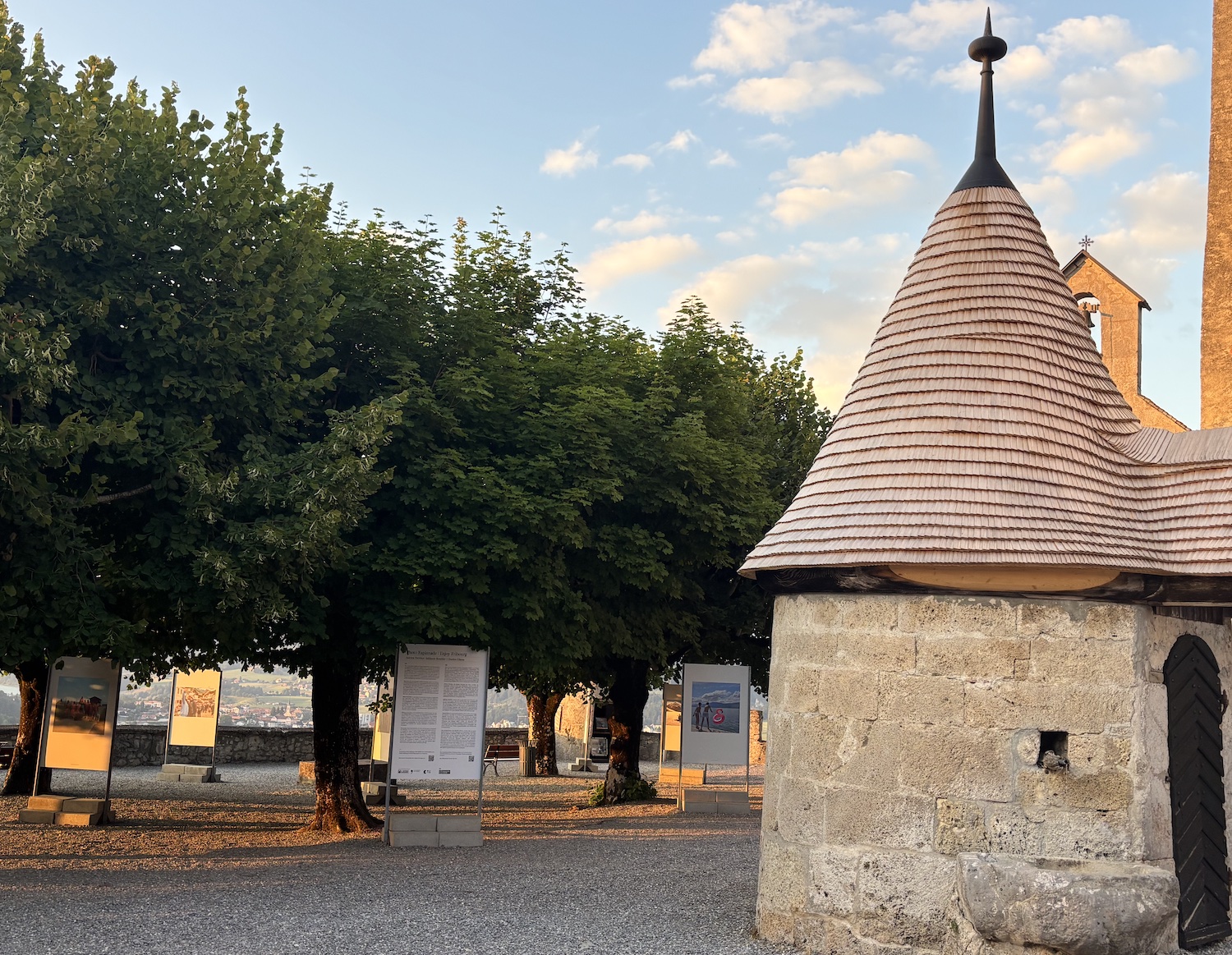 Gruyere_Chateau_Esplanade_exposition_photo_2025_Enjoy_Fribourg_chapel