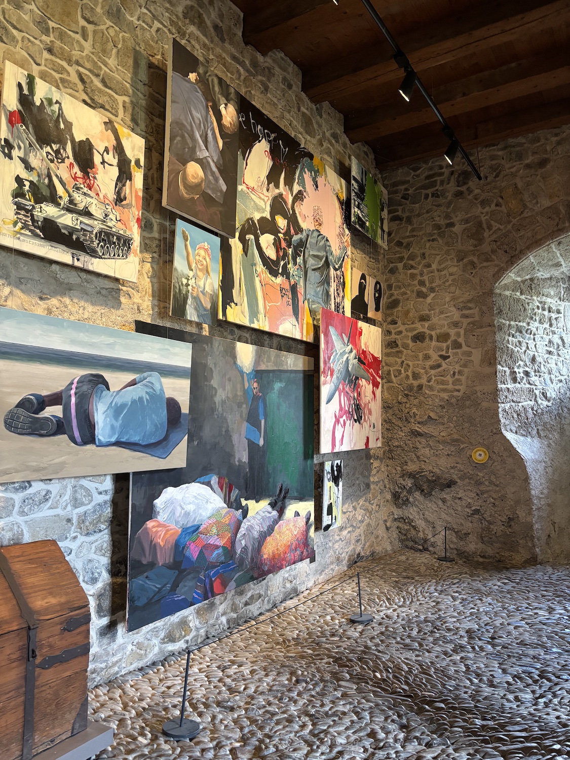 Gruyeres_Chateau_exposition_2025_jouer_collectif_Institut creole_installation_peintures_sur_toile