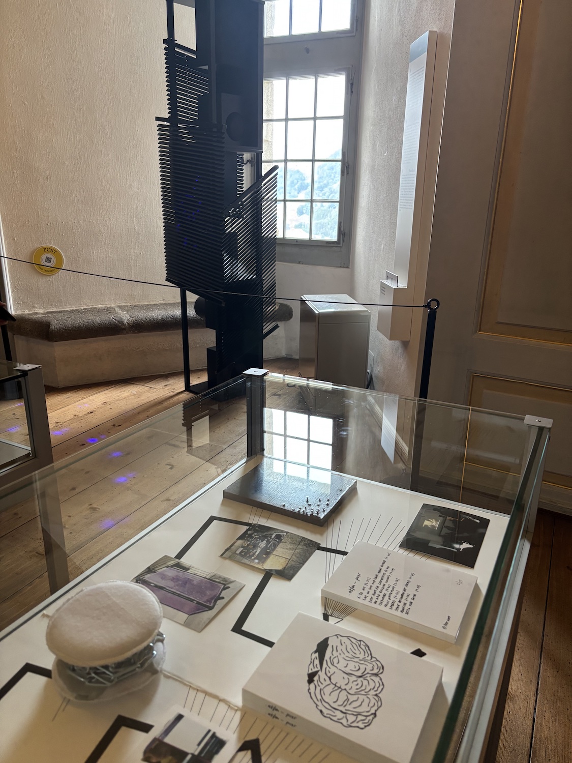 Gruyeres_Chateau_exposition_2025_jouer_collectif_Post_archives_collages_publications_objets