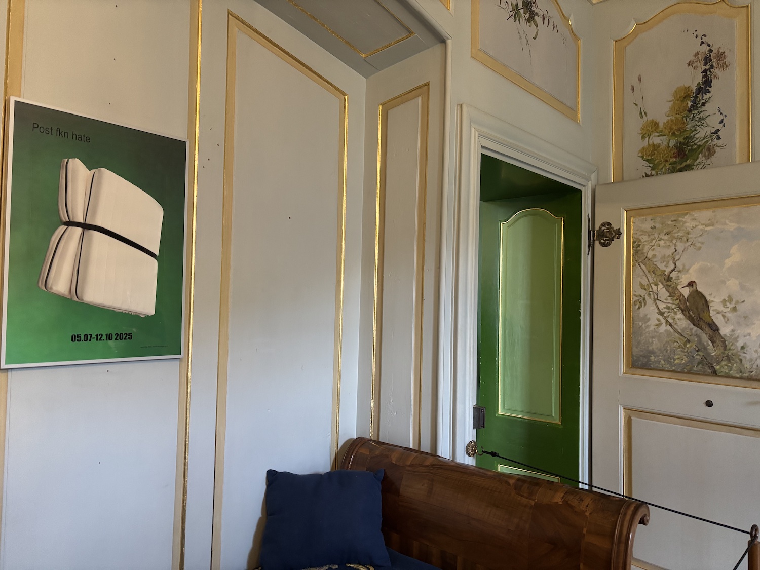 Gruyeres_Chateau_exposition_2025_jouer_collectif_Post_archives_collages_publications_objets_coussin