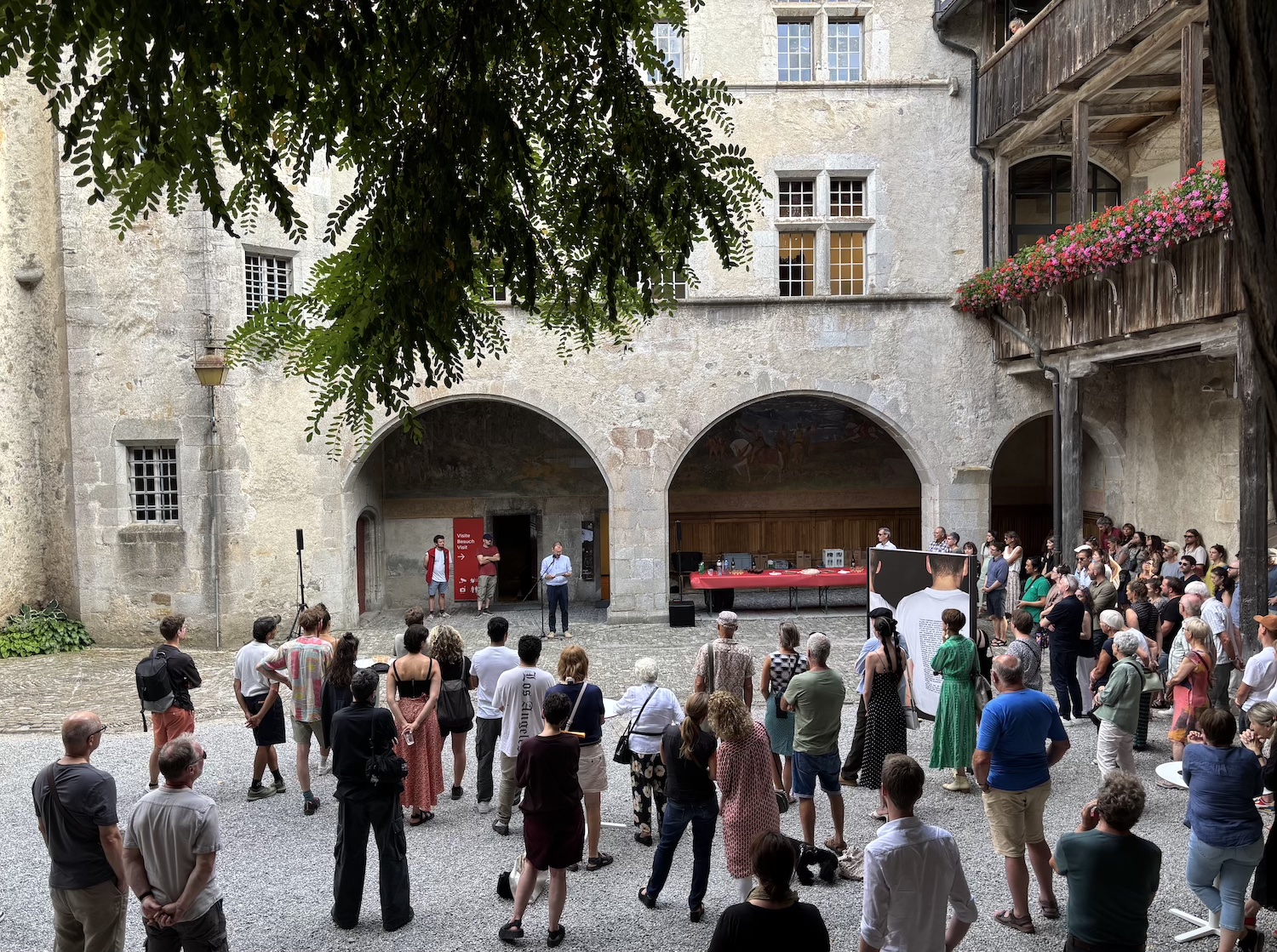 Gruyeres_Chateau_exposition_2025_jouer_collectif_cour_vernissage_Stirnimann-Stojanovic