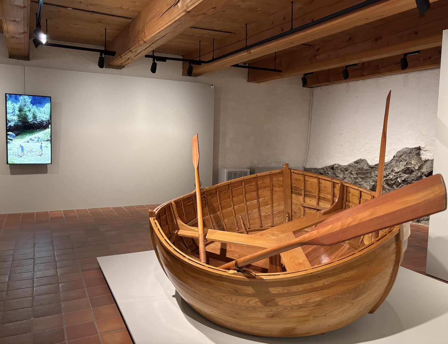 Gruyeres_Chateau_exposition_2025_jouer_collectif_jocjonjosch_Worstward_Ho_bateau_trois_rames_video_dig_Shovel_salle_B