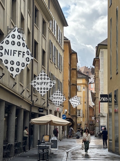 Neuchatel_Centre_ville_NIFF_Neuchatel_International_fantastic_Film_Festival_2025_logo_drapeau