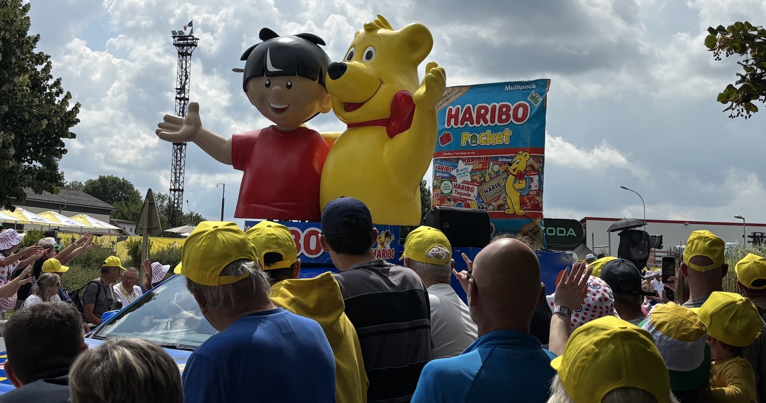Pontarlier_Doubs_Tour_de_France_2025_Caravane_publicitaire_Harribo_casquette_jaune