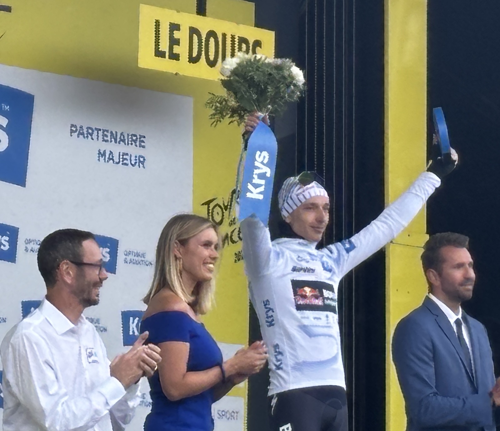 Pontarlier_Doubs_Tour_de_France_2025_Florian_Lipowitz_podium_maillot_blanc