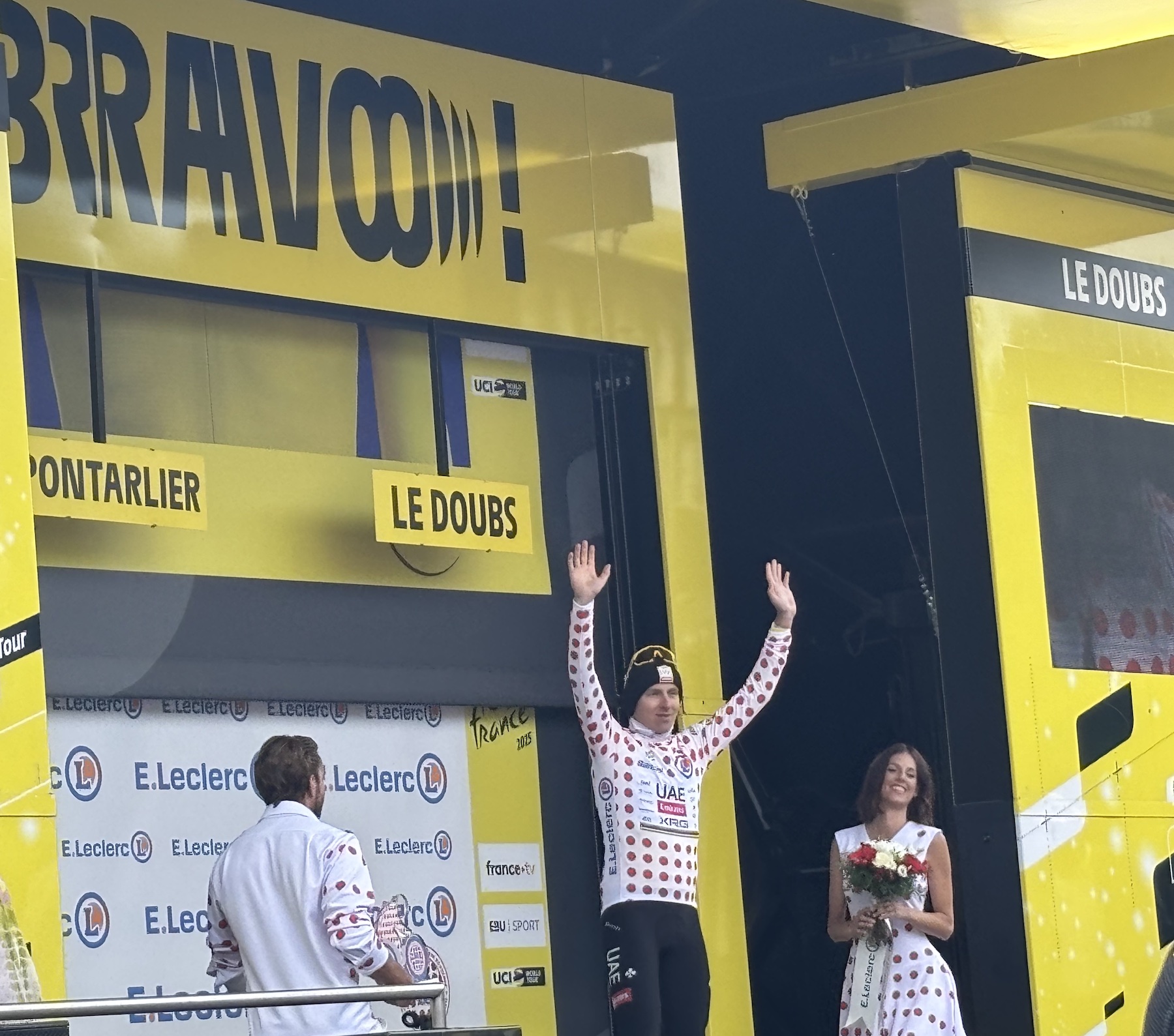 Pontarlier_Doubs_Tour_de_France_2025_Tadej_Pogacar_maillot_a_poids_podium