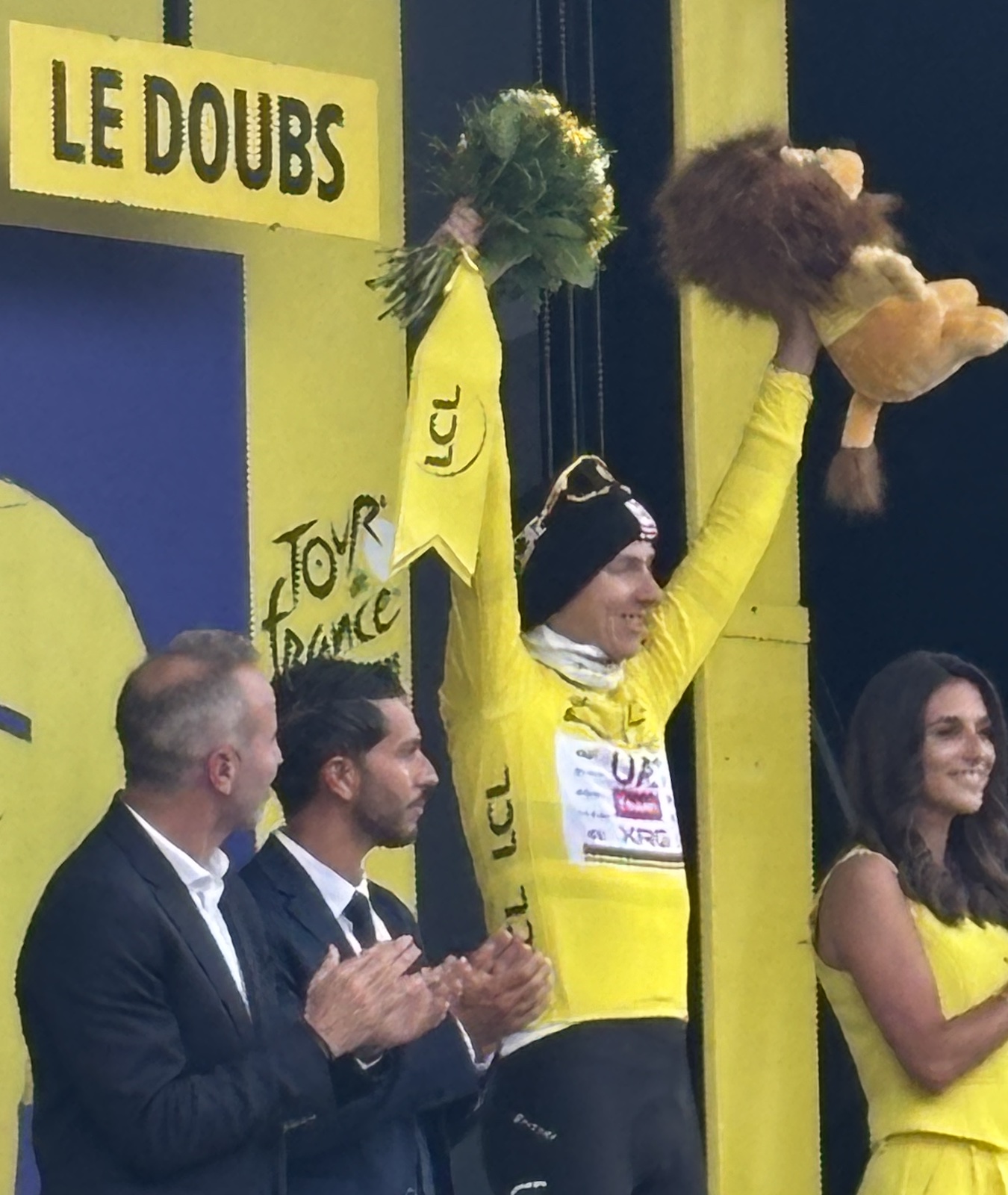 Pontarlier_Doubs_Tour_de_France_2025_Tadej_Pogacar_maillot_jaune_podium_Lion