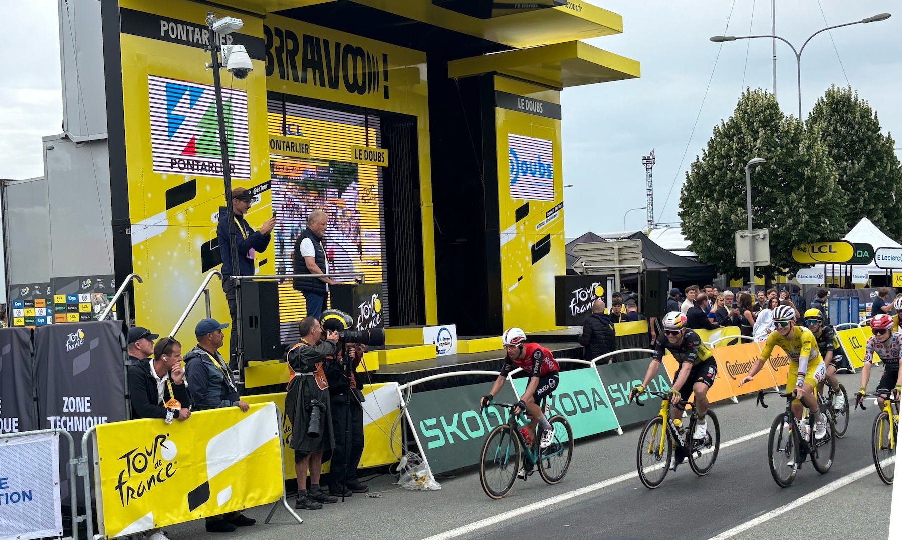 Pontarlier_Doubs_Tour_de_France_2025_arrivee_Tadej_Pogacar_maillot_jaune