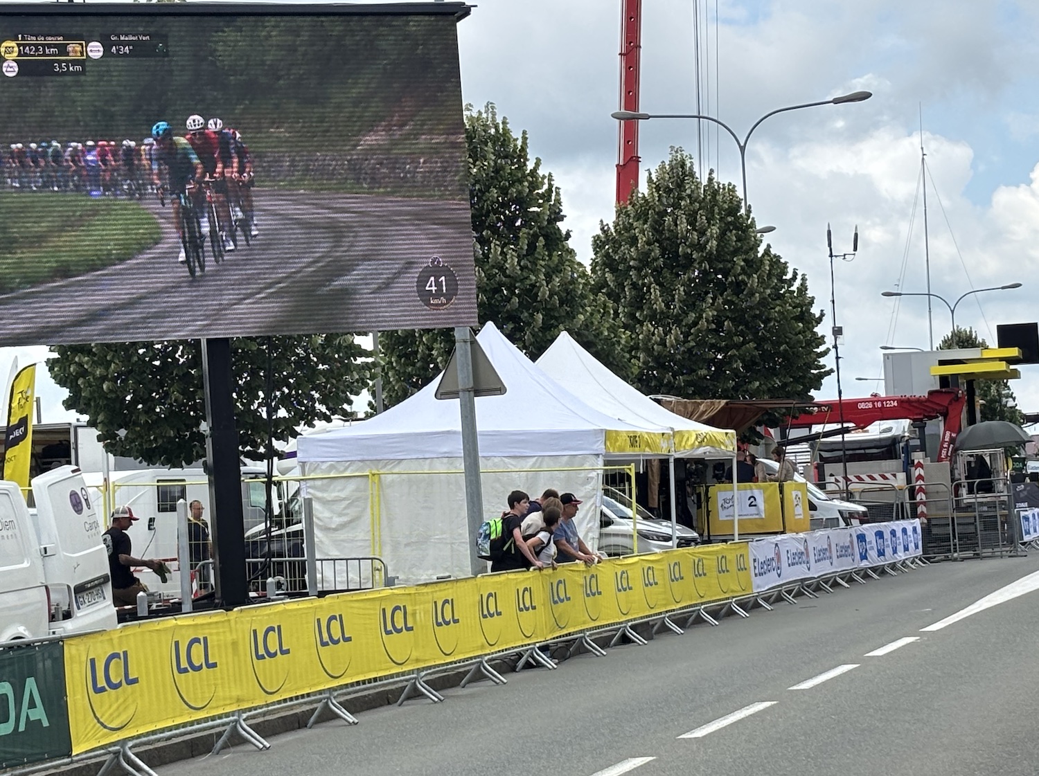Pontarlier_Doubs_Tour_de_France_2025_ecran_pluie