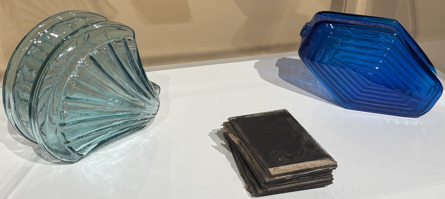 Nyon_Chateau_exposition_2025_Reflets_transparence_exposer_photographier_verre_brique_verre_Gustave_Falconnier1