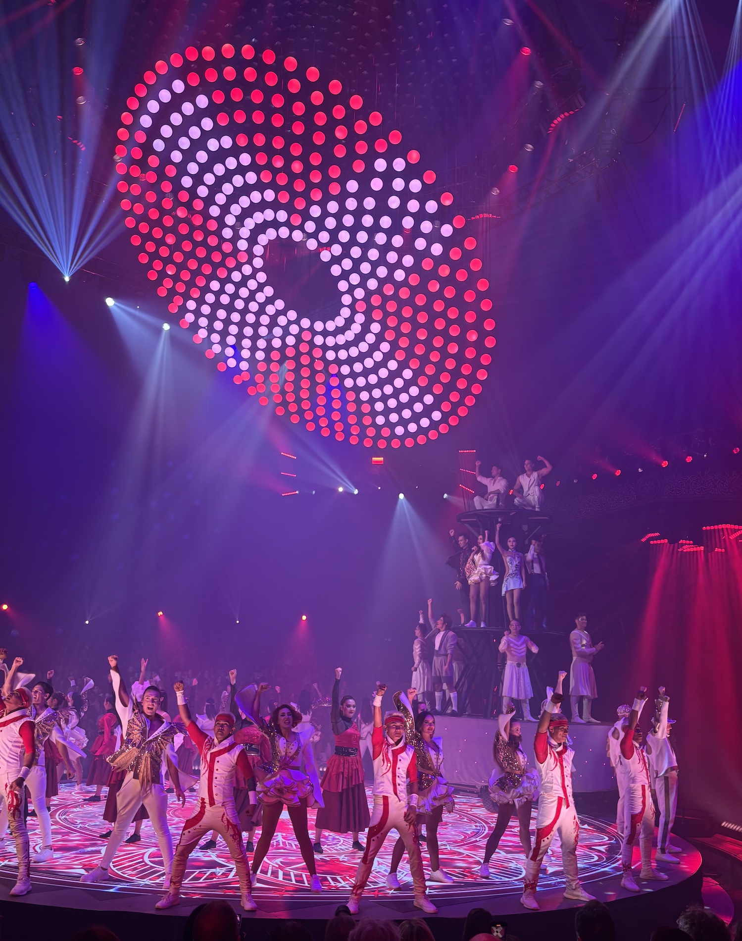Geneve_Plaine_Plainpalais_Cirque_Knie_2025_artistes_boule_cinetique_show
