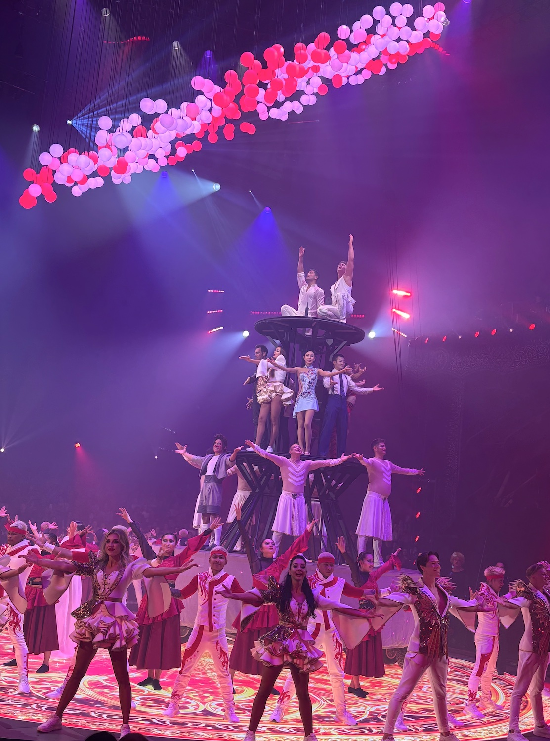 Geneve_Plaine_Plainpalais_Cirque_Knie_2025_artistes_boule_cinetique_show1