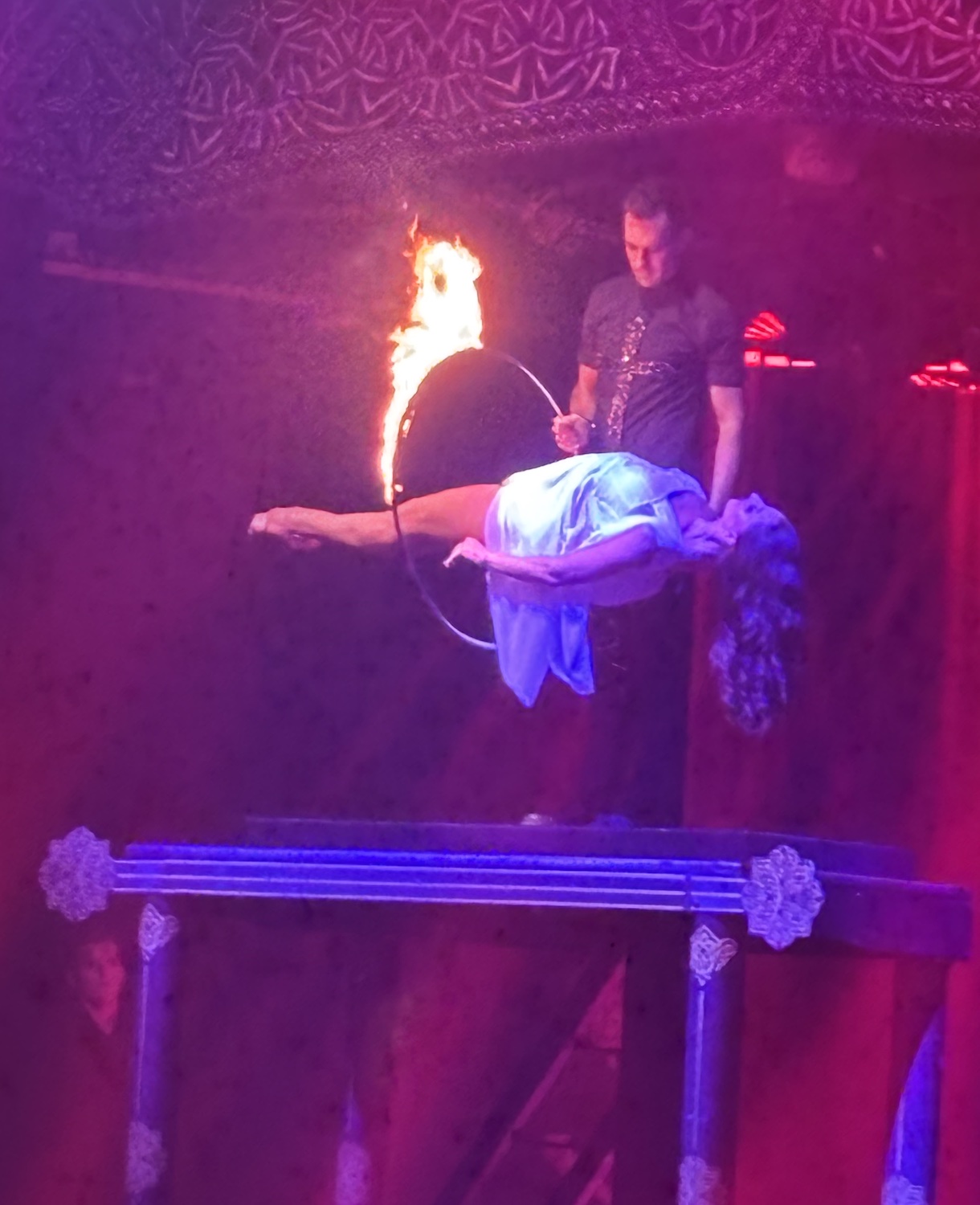 Geneve_Plaine_Plainpalais_Cirque_Knie_2025_chapiteau_Vincent_Vignaud_magie_feu