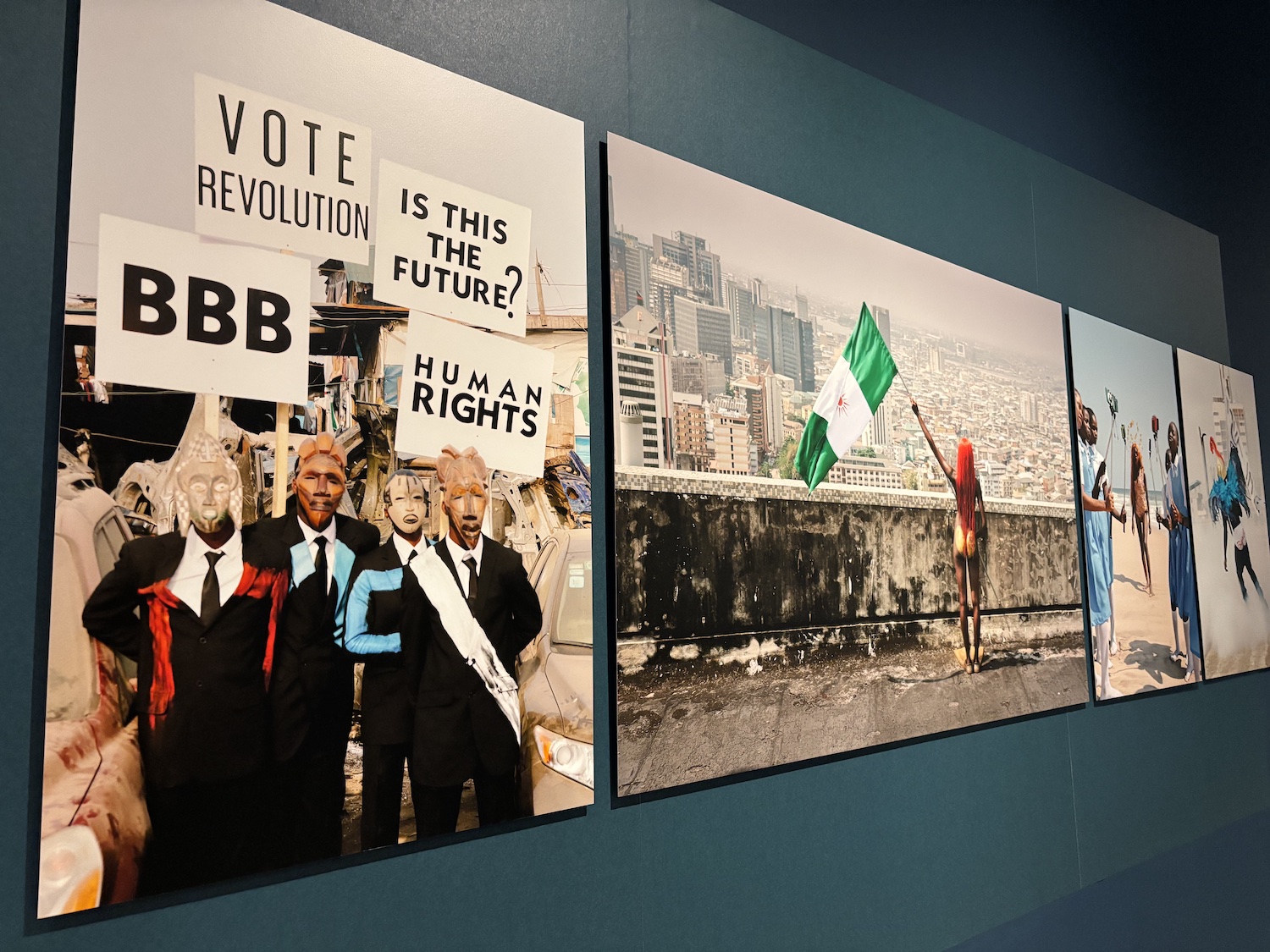 Lausanne_Plateforme_10_Photo_Elysee_exposition_temporaire_2025_bleu_affiche